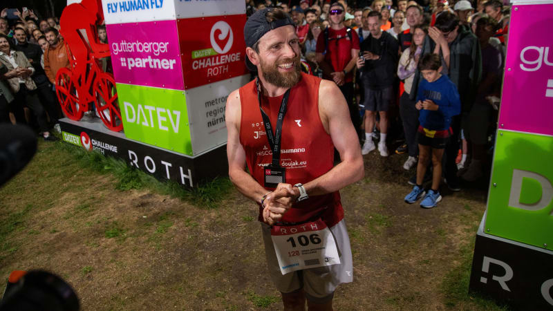 Zahlreiche Menschen feiern mit Extremsportler Jonas Deichmann im Zieleinlauf seinen neuen Weltrekord über die Triathlon-Langdistanz. Deichmann will insgesamt 120 mal Tag für Tag 3,8 Kilometer Schwimmen, 180,2 Kilometer Radfahren und einen Marathon laufen. An diesem Donnerstag war es der 106. Der bisherige Weltrekord stand bei 105 Langdistanzen nacheinander.