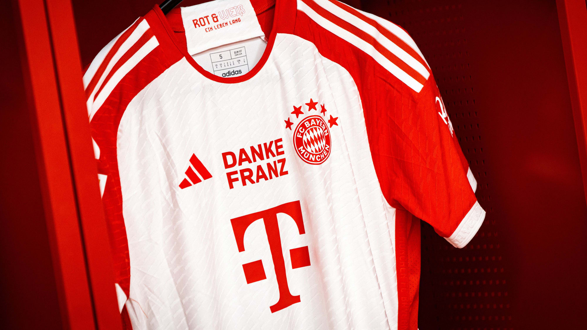 MUNICH, GERMANY - JANUARY 12: A detailed view of the Bayern Munich match shirt which displays the message 'Danke, Franz' after the passing of former German football player and manager, Franz Beckenbauer, inside the Bayern Munich dressing room prior to the Bundesliga match between FC Bayern München and TSG Hoffenheim at Allianz Arena on January 12, 2024 in Munich, Germany. (Photo by A. Beier/FC Bayern via Getty Images)