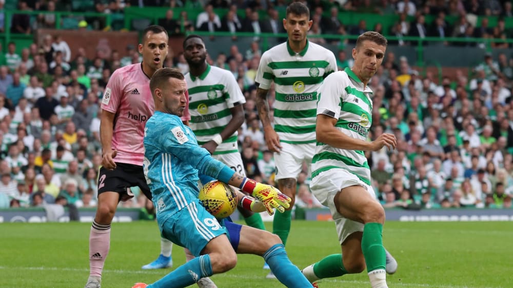 Auf großer Bühne: Aleksandr Kulinits (rosafarbenes Trikot) spielte im Juli 2019 mit dem estnischen Klub&nbsp;Nomme Kalju gegen Celtic Glasgow.