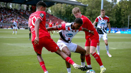 Umkämpftes Duell im Sportpark Höhenberg: Regensburgs Noah Ganaus (#20) gegen Kölns Sidny Lopes Cabral.