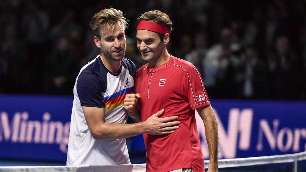 Fairer Verlierer: Peter Gojowczyk gratuliert Roger Federer (r.) zu dessen Sieg.