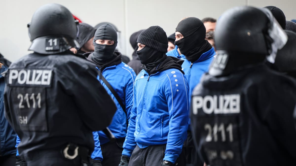 Gro-bung-in-Kiel-Polizei-trainiert-Einsatz-bei-einem-Fu-ballspiel