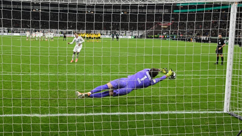 October 28, 2025, xpsx, Football DFB Cup 2nd Round, Eintracht Frankfurt - Borussia Dortmund (from left): Fares Chaibi (Eintracht Frankfurt) misses the penalty against Gregor Kobel (Borussia Dortmund) (DFL DFB REGULATIONS PROHIBIT ANY USE OF PHOTOGRAPHS as IMAGE SEQUENCES and/or QUASI-VIDEO) Frankfurt am Main *** October 28, 2025, xpsx, Football DFB Cup 2nd Round, Eintracht Frankfurt Borussia Dortmund (from left): Fares Chaibi Eintracht Frankfurt misses the penalty against Gregor Kobel Borussia Dortmund DFL DFB REGULATIONS PROHIBIT ANY USE OF PHOTOGRAPHS as IMAGE SEQUENCES and/or QUASI VIDEO Frankfurt am Main