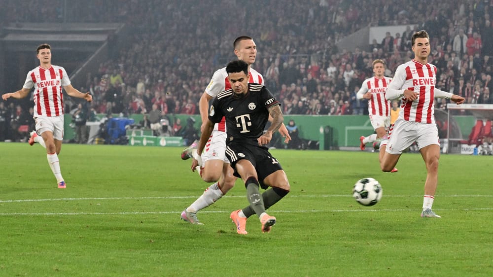 Drüber! Luis Diaz vergibt frei vor dem Tor des 1. FC Köln eine Großchance.