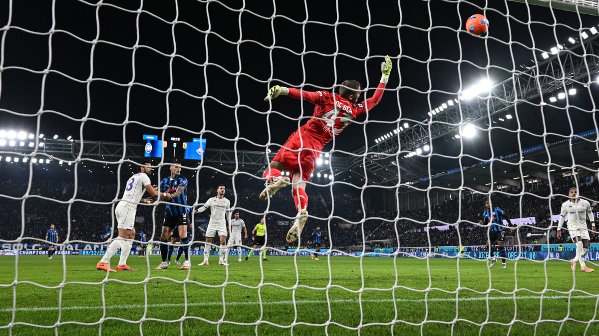 Gedacht-als-Flanke-Kossounous-Traum-Schlenzer-bringt-Atalanta-die-F-hrung