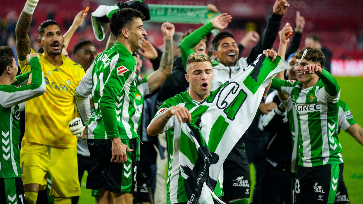 Sololauf-Strahl-ins-Gl-ck-und-fast-der-Spielabbruch-Real-Betis-gewinnt-Sevilla-Derby