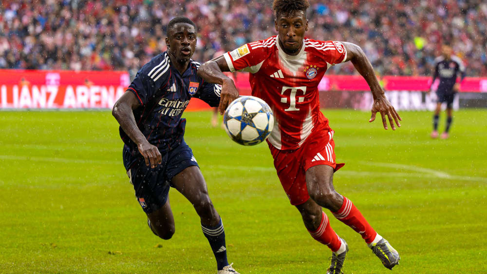 Sael Kumbedi (links, hier im Test gegen den FC Bayern mit Kingsley Coman) soll zum VfL Wolfsburg wechseln.