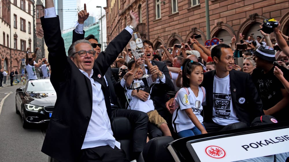 Mittendrin: Rainer Falkenhain im Autokorso nach dem Pokalsieg der Eintracht 2018.