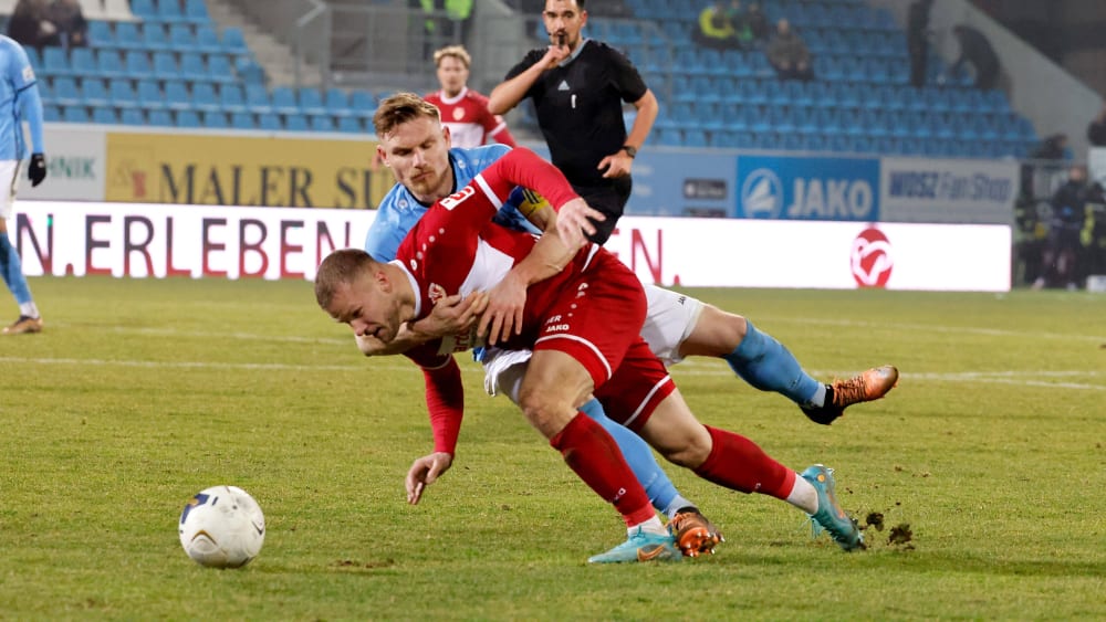 Nur mit einem Foul zu stoppen: Sturmtank Eric Hottmann (rot) erzielte beide Treffer im Duell mit Chemnitz.
