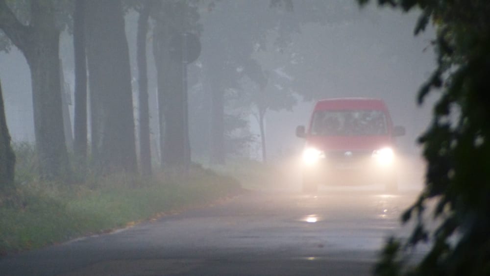 Auto im Nebel