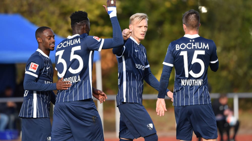 Die Spieler den VfL Bochum bejubeln das 1:0 von Soma Novothny.