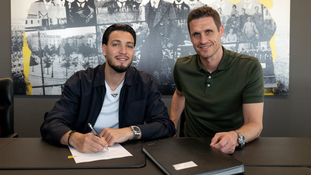 Vertrag unterschrieben: Ramy Bensebaini (li.) mit BVB-Sportdirektor Sebastian Kehl.