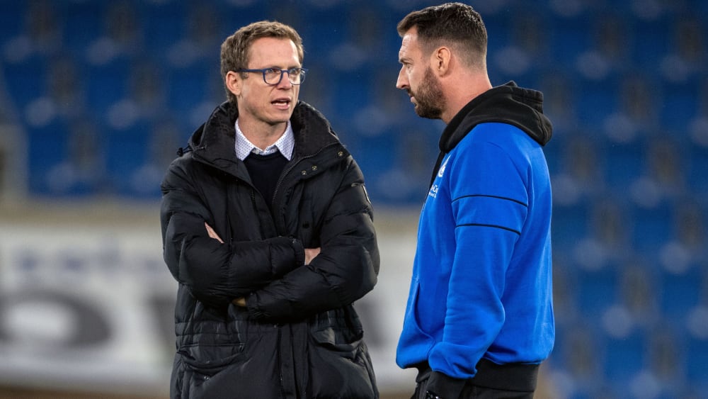 Geht die Zusammenarbeit noch weiter? Bielefelds Sport-Geschäftsführer Michael Mutzel im Gespräch mit Trainer Mitch Kniat.