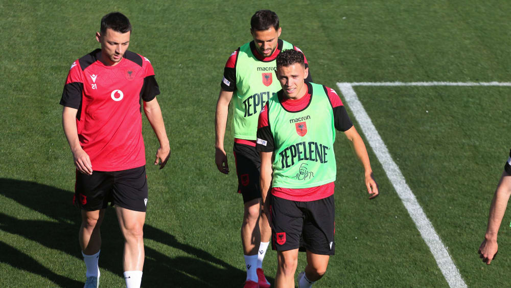 Arber Hoxha, Nedim Bajrami und Kristjan Asllani (v.li.).