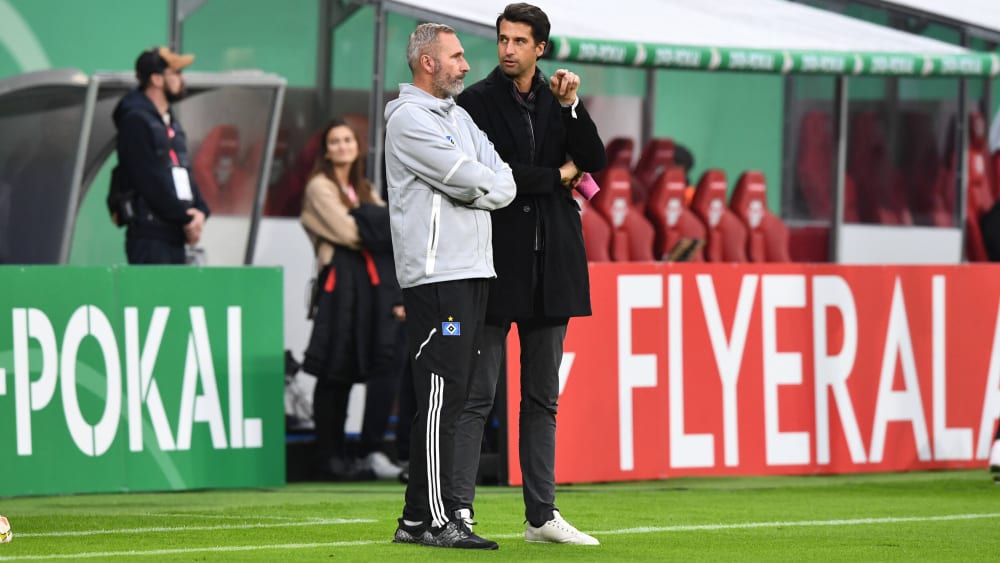 HSV-Trainer Tim Walter (li.) und Sportvorstand Jonas Boldt diskutierten nach dem 0:4 in Leipzig auch über eine Entscheidung des Unparteiischen.