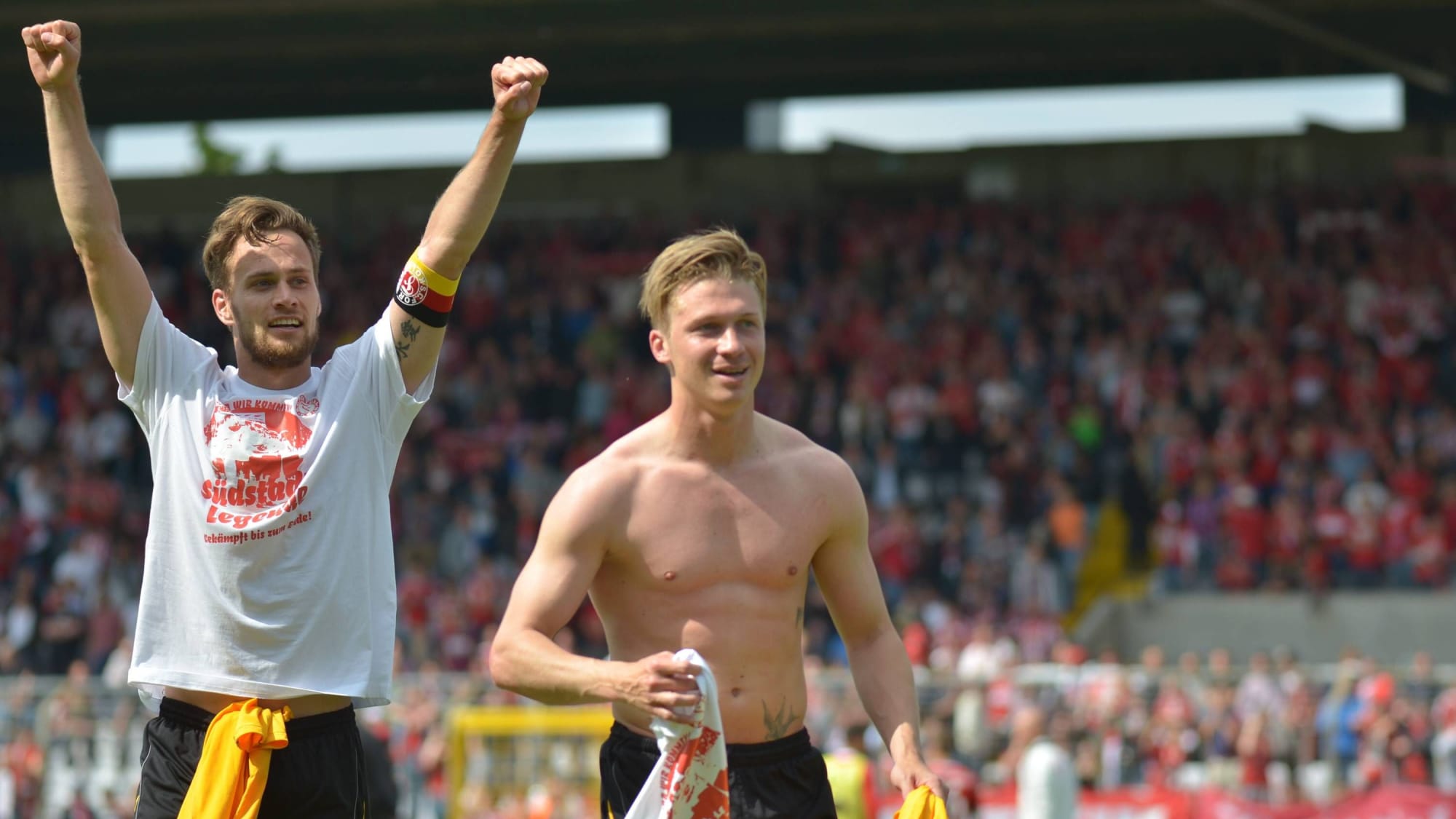 Freude bei Fortuna-Spielern über Drittliga-Aufstieg 2014 gegen FC Bayern München II