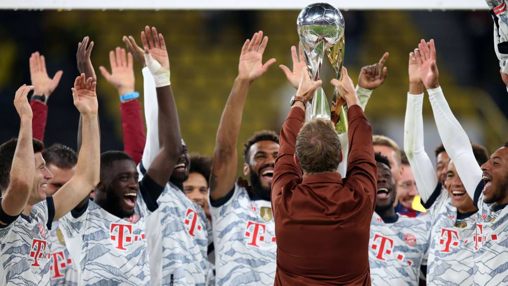 Bayern-Coach Julian Nagelsmann präsentiert im vergangenen Jahr den Supercup.