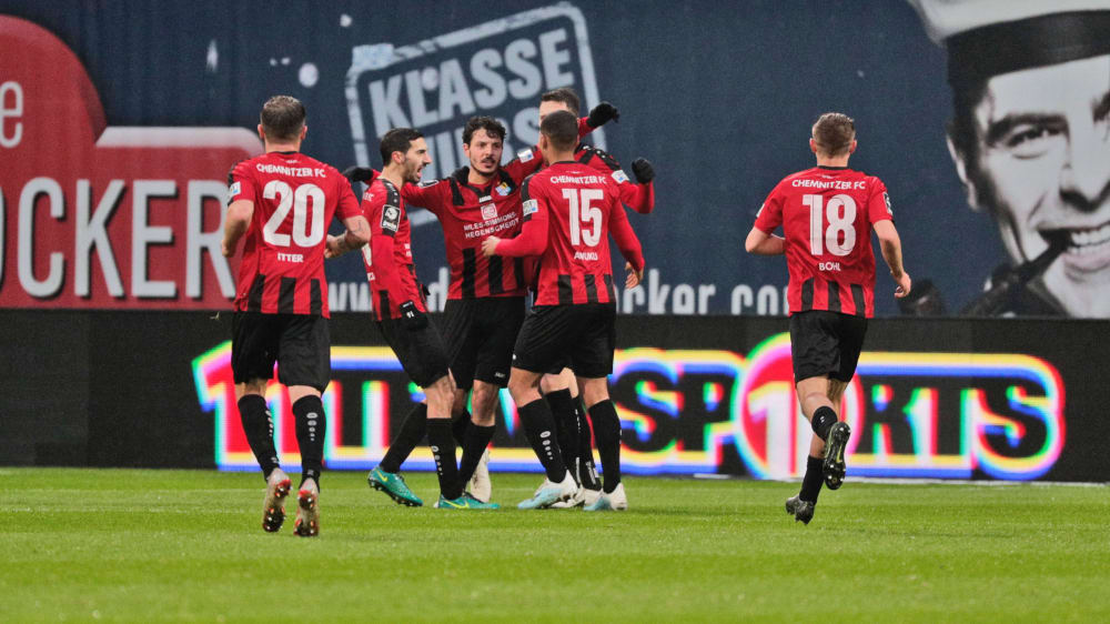 Jubeltraube: Der Chemnitzer FC bejubelt das zwischenzeitliche 1:1 in Rostock. 