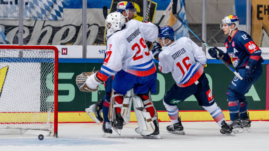 Erzielte gegen Innsbruck einen Hattrick: Münchens Stürmer Ben Smith (re.), hier beim Tor zum 7:2. 