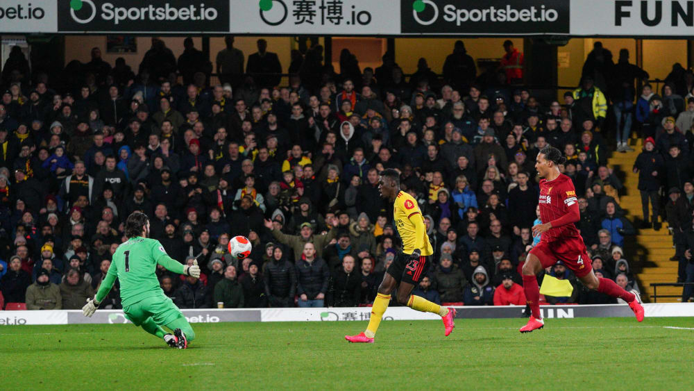 &#220;bert&#246;lpelt, &#252;berlupft: Watfords Ismaila Sarr trifft &#252;ber Liverpool-Keeper Alisson hinweg zum 2:0.