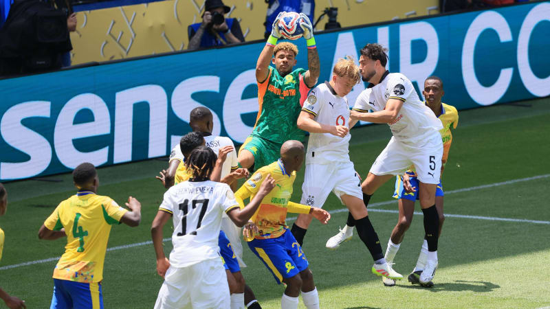 Fútbol: Copa Mundial de Clubes de la FIFA 2025 - Fase de Grupos - Borussia Dortmund contra el Mamelodi Sundowns FC, 21 de junio de 2025; Cincinnati, Ohio, EE. UU.; El portero del Mamelodi Sundowns FC, Ronwen Williams (30), realiza una atajada contra el Borussia Dortmund durante un partido de la fase de grupos de la Copa Mundial de Clubes de la FIFA 2025 en el Estadio TQL. Estadio TQL de Cincinnati, Ohio, EE. UU., PUBLICACIÓN SOLO PARA USO EDITORIAL. Copyright: xKatiexStratmanx 20250621_mcd_gt1_104