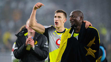 Nico Schlotterbeck (li.) verweist nach dem Erfolg auf Serhou Guirassy, Schütze des entscheidenden 2:1 für Borussia Dortmund.