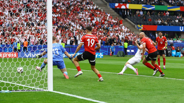 Krzysztof Piatek of Poland scores to make it 1-1 Poland v Austria, UEFA European Championship, EM, Europameisterschaft 2024, Group D, Football, Olympiastadion, Berlin, Germany, 21 Jun 2024 EDITORIAL USE ONLY No use with unauthorised audio, video, data, fixture lists, club league logos or live services. Online in-match use limited to 120 images, no video emulation. No use in betting, games or single club league player publications. PUBLICATIONxINxGERxSUIxAUTxHUNxGREx MLTxCYPxROUxBULxUAExKSAxONLY Copyright: xKieranxMcManus Shutterstockx 14543876z