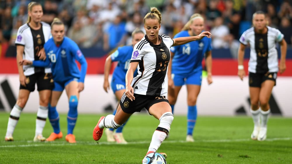 Technik aus dem Lehrbuch: Giulia Gwinn verwandelt den Strafstoß zum 2:0 gegen Island.
