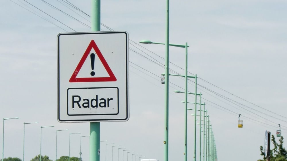 So ist es nicht immer: Meist werden "Radarfallen" nicht per Schild angekündigt.