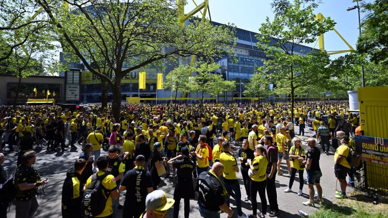 Fußball: Bundesliga, Borussia Dortmund - FSV Mainz 05, 34. Spieltag, Signal Iduna Park. Fans von Dortmund strömen zum Stadion.