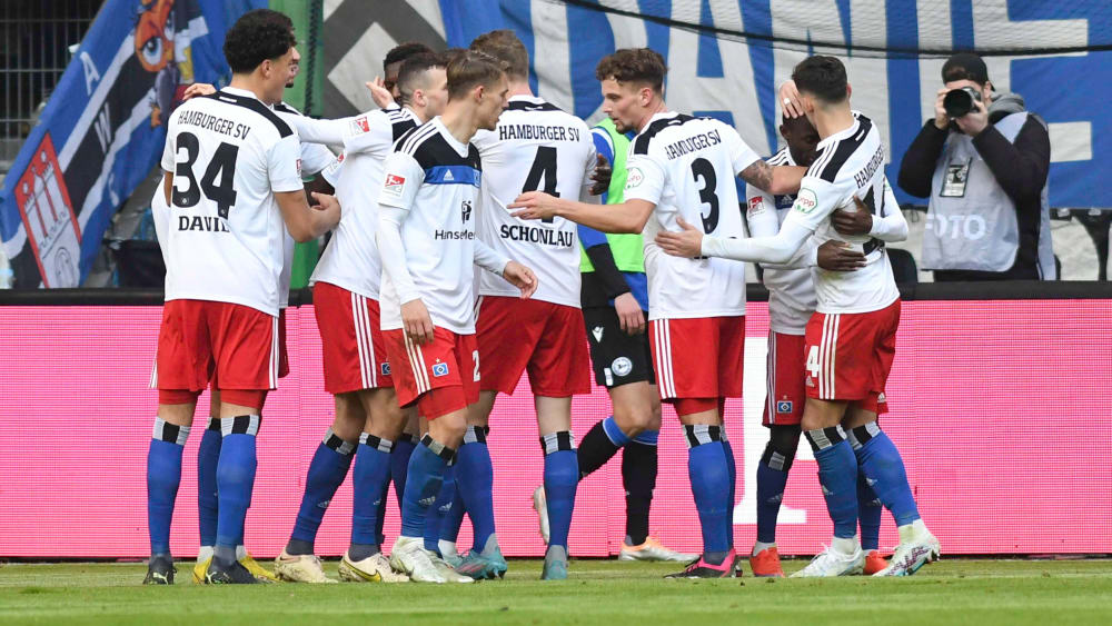 Der HSV blieb durch ein 2:1 gegen Arminia Bielefeld vor dem direkten Duell an Tabellenführer Darmstadt dran.