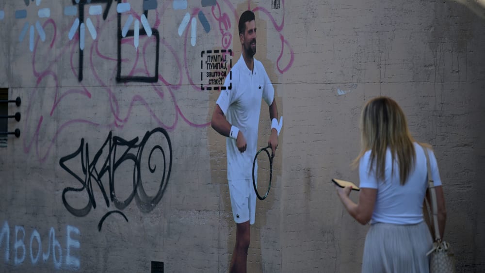 Wandmalerei von Djokovic und Dessen Neuer Siegergeste in Belgrad.