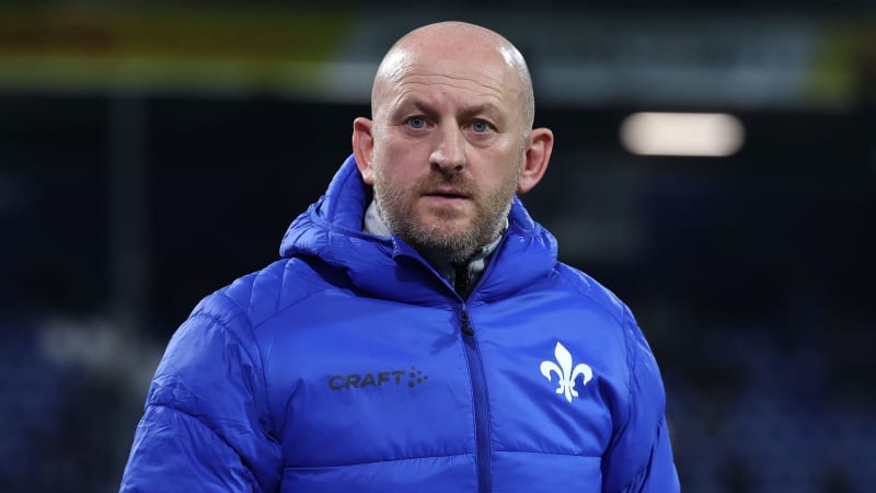 DARMSTADT, GERMANY - NOVEMBER 03: Torsten Lieberknecht, Head Coach of SV Darmstadt, looks on during the Bundesliga match between SV Darmstadt 98 and VfL Bochum 1848 at Merck-Stadion am Böllenfalltor on November 03, 2023 in Darmstadt, Germany. (Photo by Alexander Hassenstein/Getty Images)