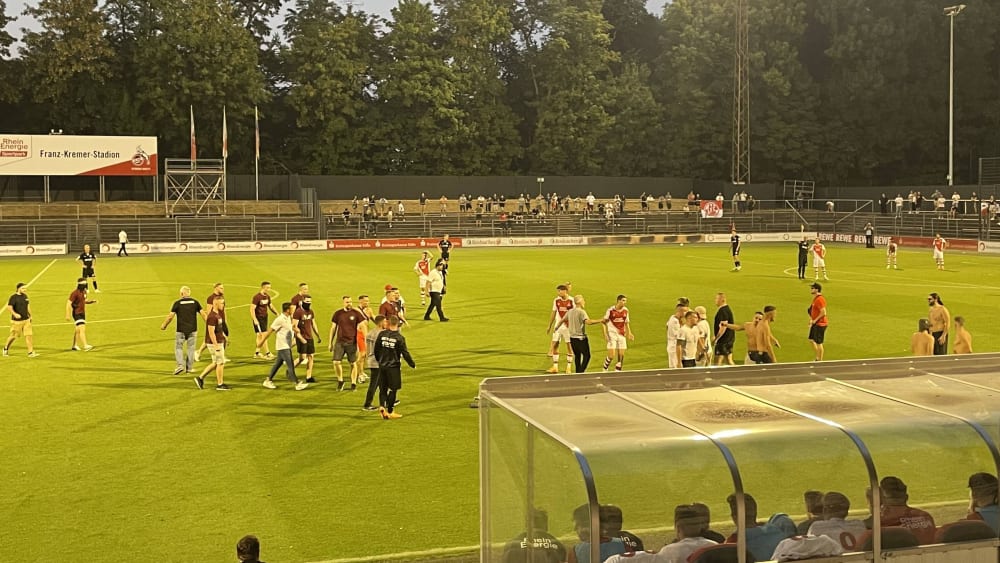 Der Grund für den Abbruch: Am Freitag stürmten Fans des 1. FC Köln II und Rot-Weiß Oberhausen das Spielfeld.