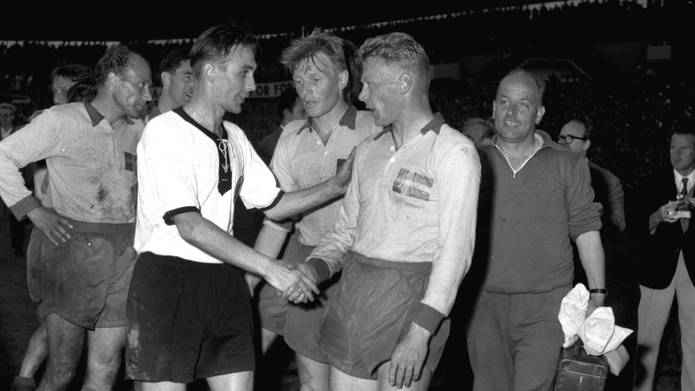 Horst Eckel gratuliert Schweden im WM-Halbfinale 1958