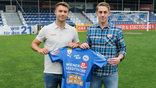 FAC-Neuzugang Clemens Hubmann (l.) mit Sportdirektor Lukas Fischer.