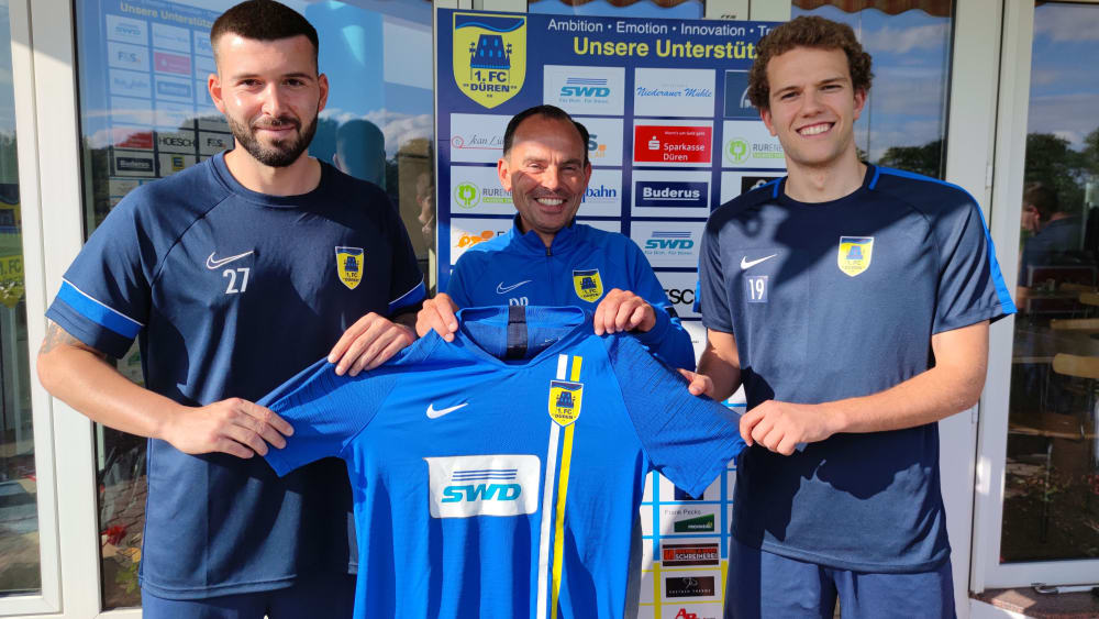 Transferdoppelpack kurz vor dem Start: Sportdirektor Dirk Ruhrig begrüßt Dennis Brock (links) und Ndriqim Krasniqi (rechts) neu im Team des 1. FC Düren.