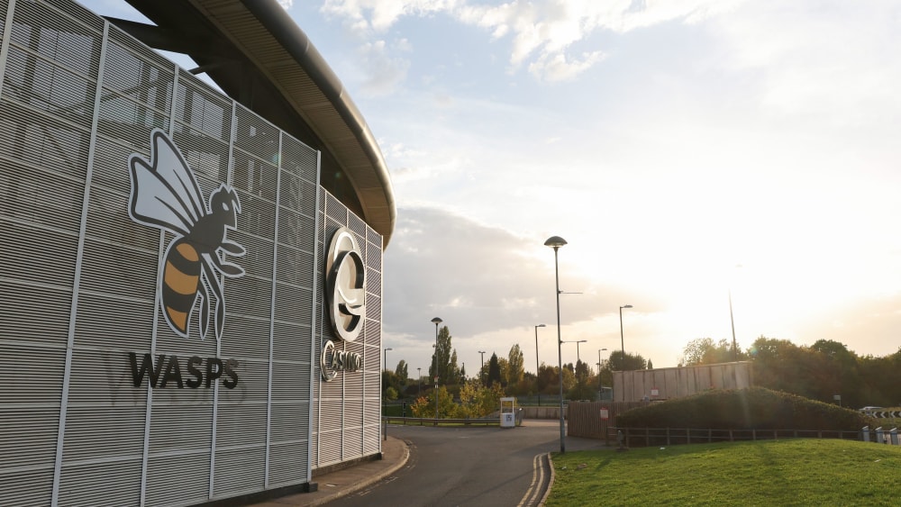 Das Logo der Wasps und des CCFC am Stadion in Coventry.