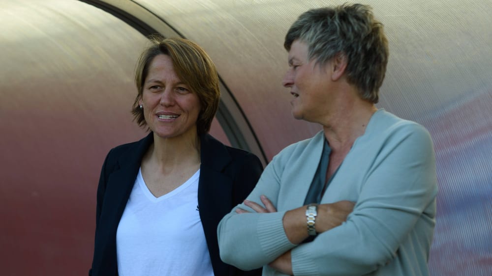 Die bisherige Abteilungsleiterin des FCB, Karin Danner (re.), im Gespräch mit der neuen, Bianca Rech.