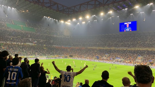 Emotionen pur: Inters Fans bejubeln das 2:2 von Edin Dzeko.