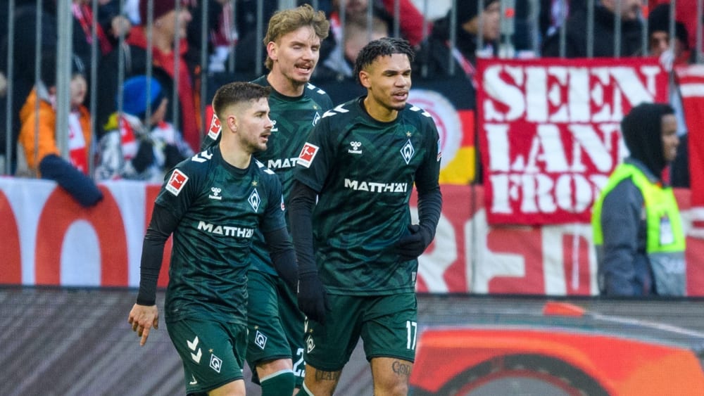 Einer der "frechen" Werder-Jungs und ein Sturmduo aus der 3. Liga: Romano Schmid, Nick Woltemade und Justin Njinmah (v. l.).