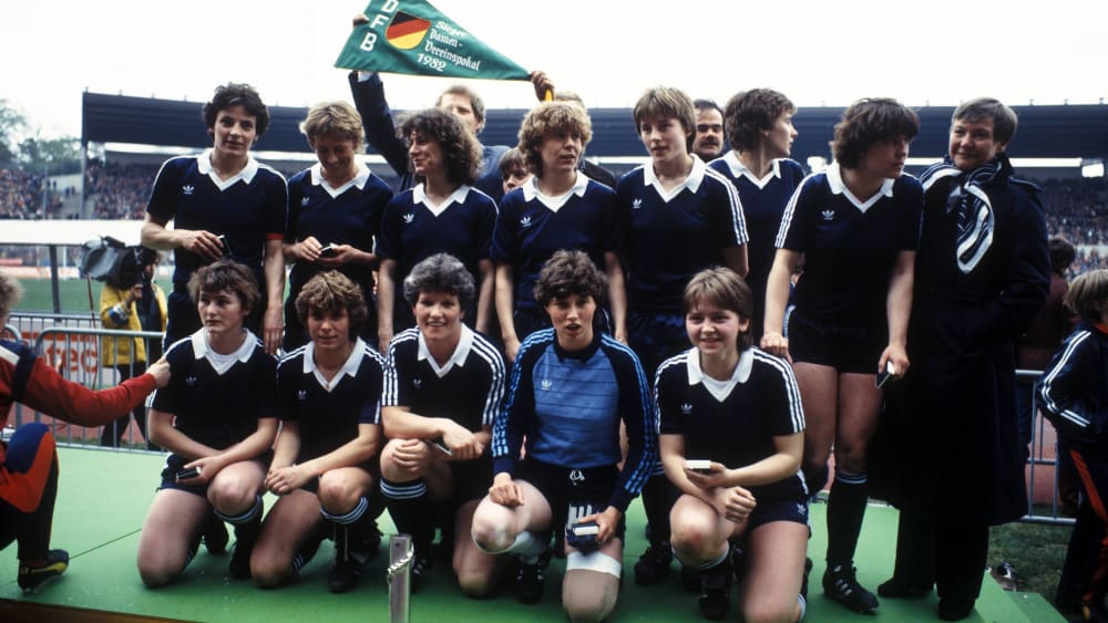 Petra Landers und die SSG 09 Bergisch-Gladbach nach dem DFB-Pokalsieg 1982.