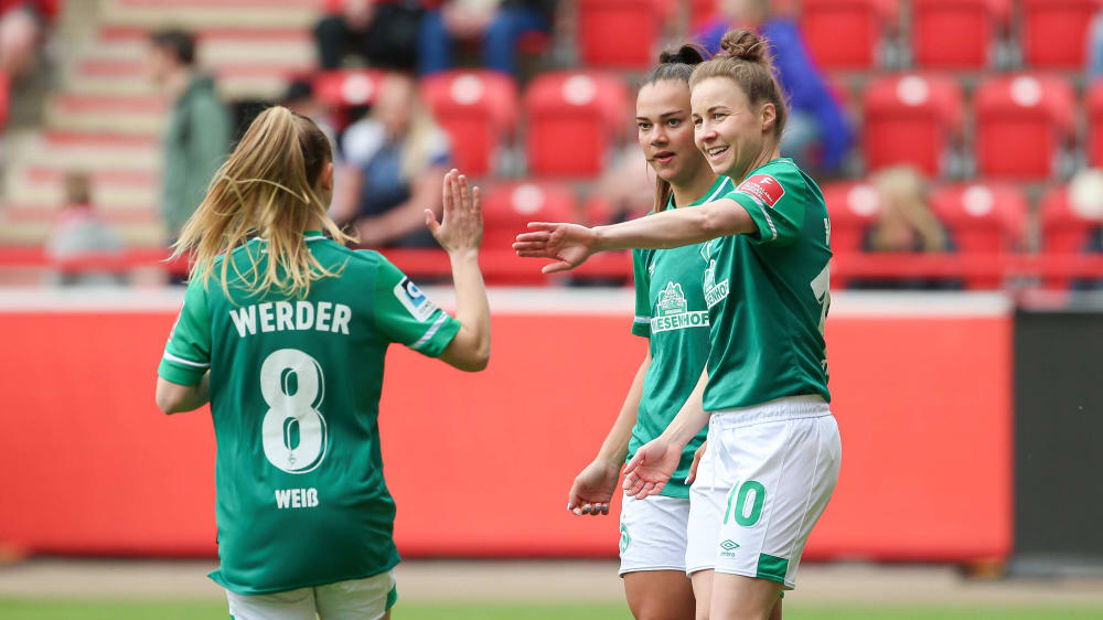 Haben Werder Bremen und Agata Tarczynska (re.) auch am Ende der Saison gut lachen?