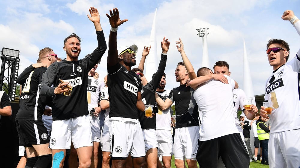 Ausgelassene Stimmung in Elversberg: Die Mannschaft feierte den (quasi) sicheren Aufstieg.