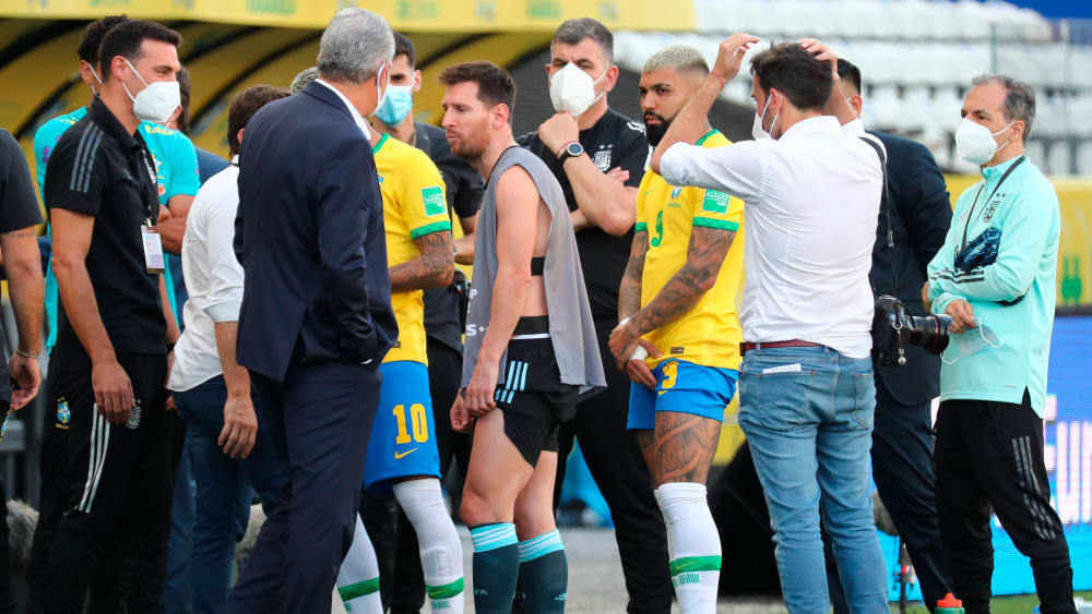 Ratlos in Sao Paulo: Lionel Messi im Fotografen-Leibchen.