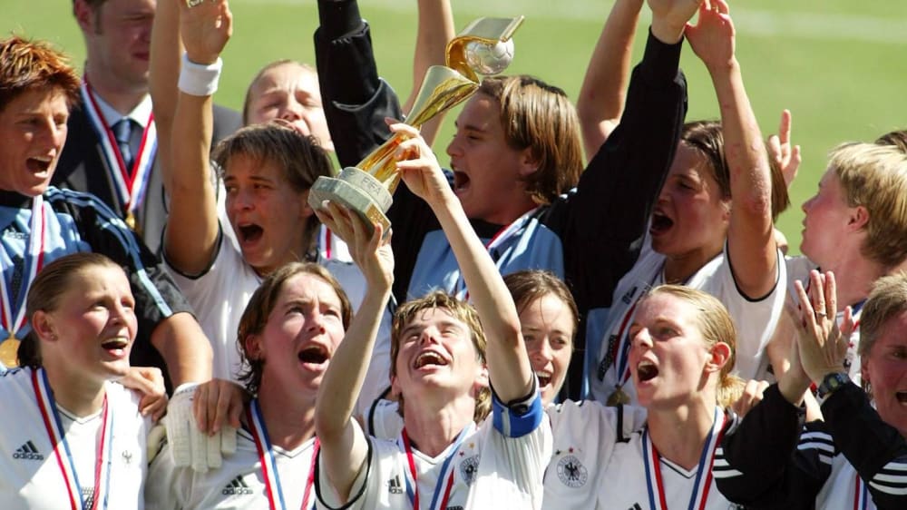 Die deutschen Frauen feiern den WM-Titel.