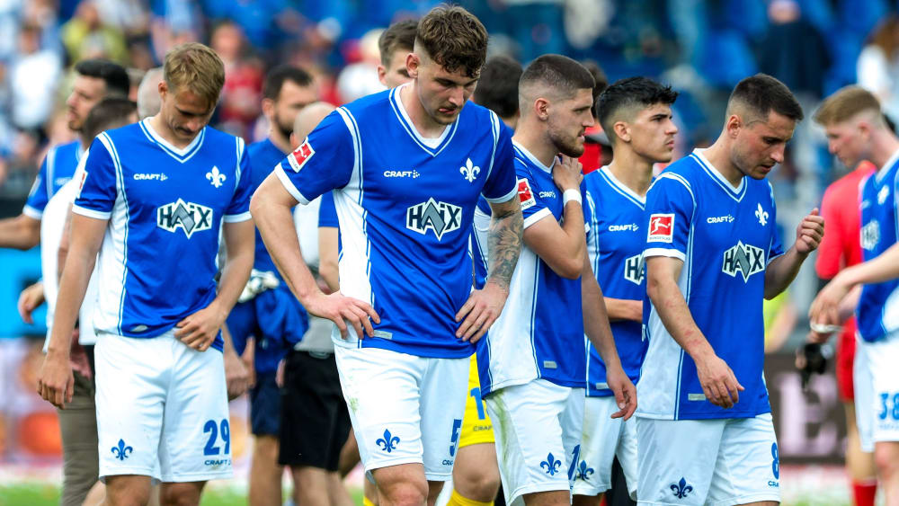Testa in sospeso tra i giocatori del Darmstadt dopo la sconfitta per 1-0 contro il Friburgo.