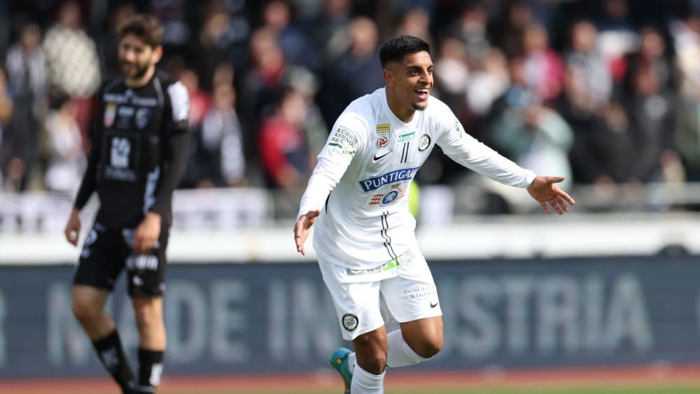 Sturm-Matchwinner Manprit Sarkaria dreht jubelnd ab.