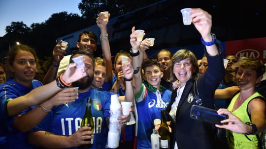 Stille Genießerin: Italiens Trainerin Milena Bertolini lässt sich den Sieg gegen China samt Viertelfinaleinzug im wahrsten Sinne des Wortes schmecken.