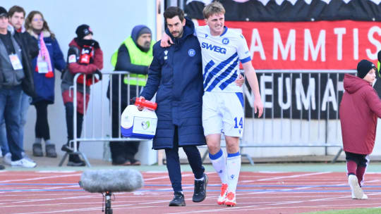 Karlsruhe-Rückkehrer Mikkel Kaufmann wird in Nürnberg in die Kabine geführt.